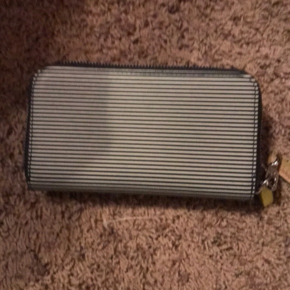 Stella and Dot wallet - Picture 2 of 3